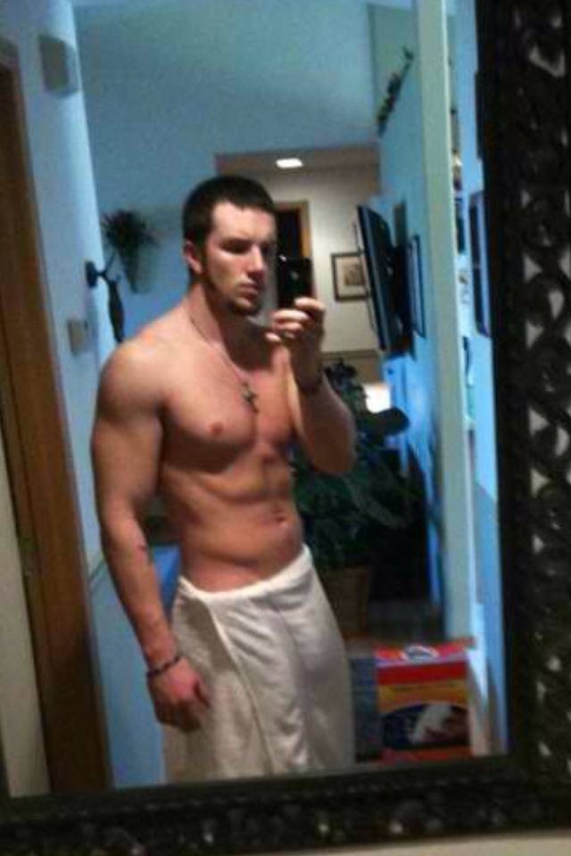 โชว์หุ่นล่ำๆผ่านกล้อง iphone