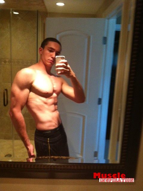 โชว์หุ่นล่ำๆผ่านกล้อง iphone