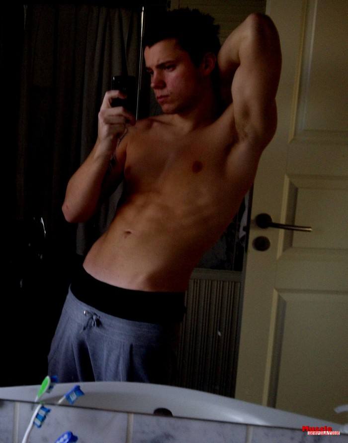 โชว์หุ่นล่ำๆผ่านกล้อง iphone