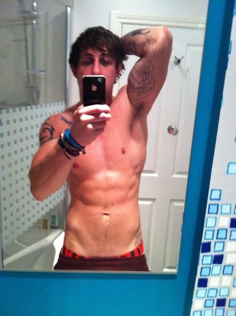 โชว์หุ่นล่ำๆผ่านกล้อง iphone