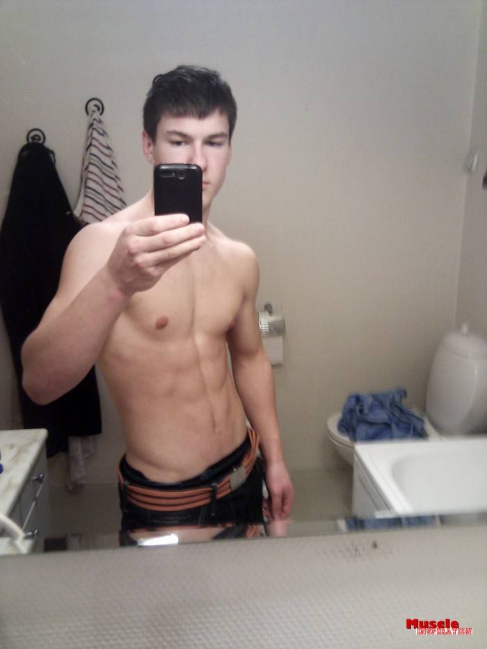 โชว์หุ่นล่ำๆผ่านกล้อง iphone