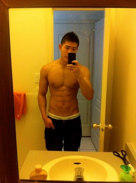 โชว์หุ่นล่ำๆผ่านกล้อง iphone