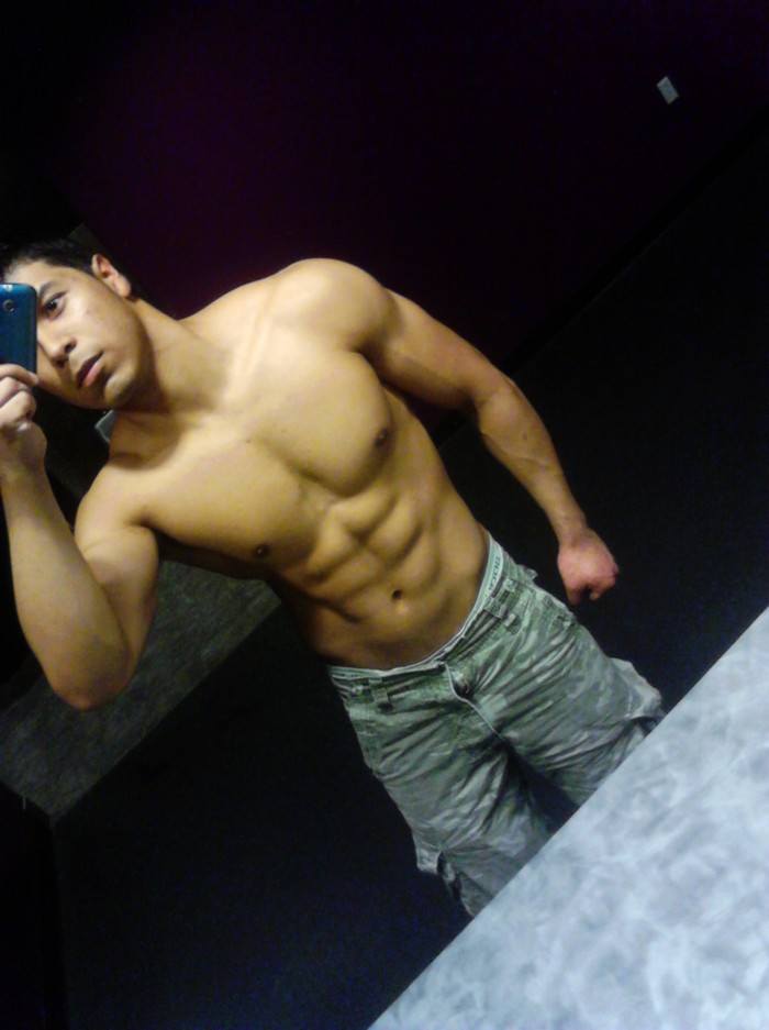 โชว์หุ่นล่ำๆผ่านกล้อง iphone