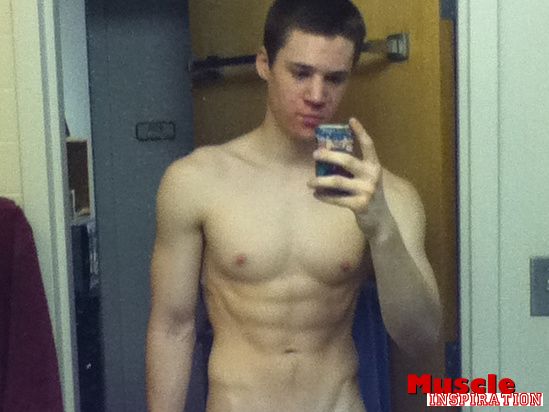 โชว์หุ่นล่ำๆผ่านกล้อง iphone