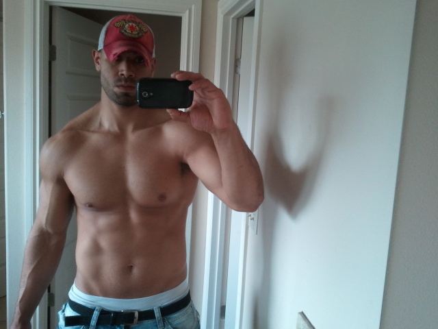 โชว์หุ่นล่ำๆผ่านกล้อง iphone