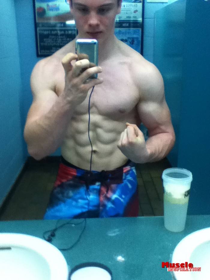 โชว์หุ่นล่ำๆผ่านกล้อง iphone