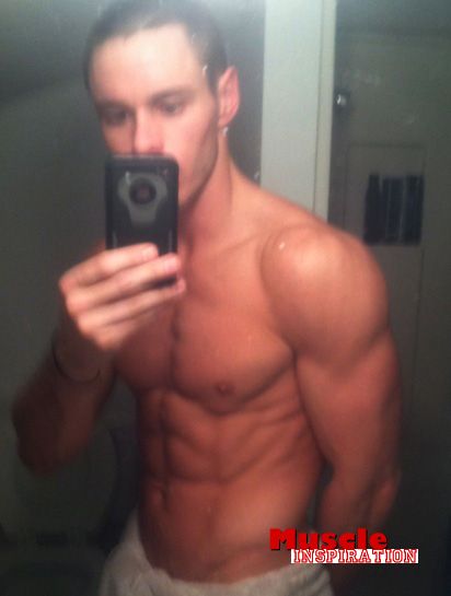 โชว์หุ่นล่ำๆผ่านกล้อง iphone