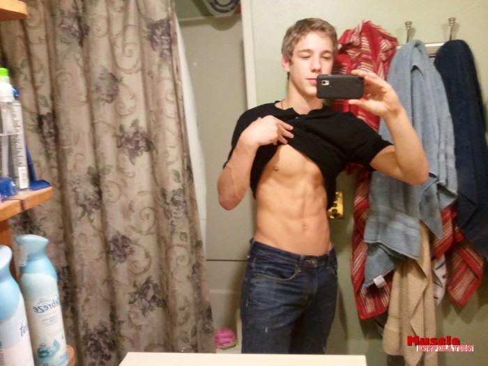 โชว์หุ่นล่ำๆผ่านกล้อง iphone