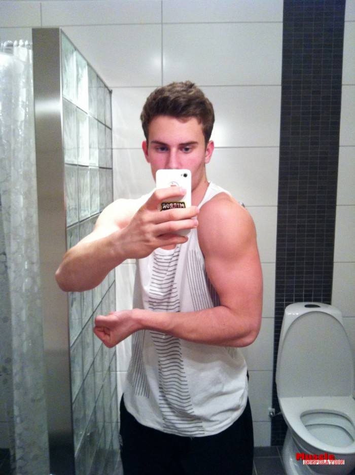 โชว์หุ่นล่ำๆผ่านกล้อง iphone