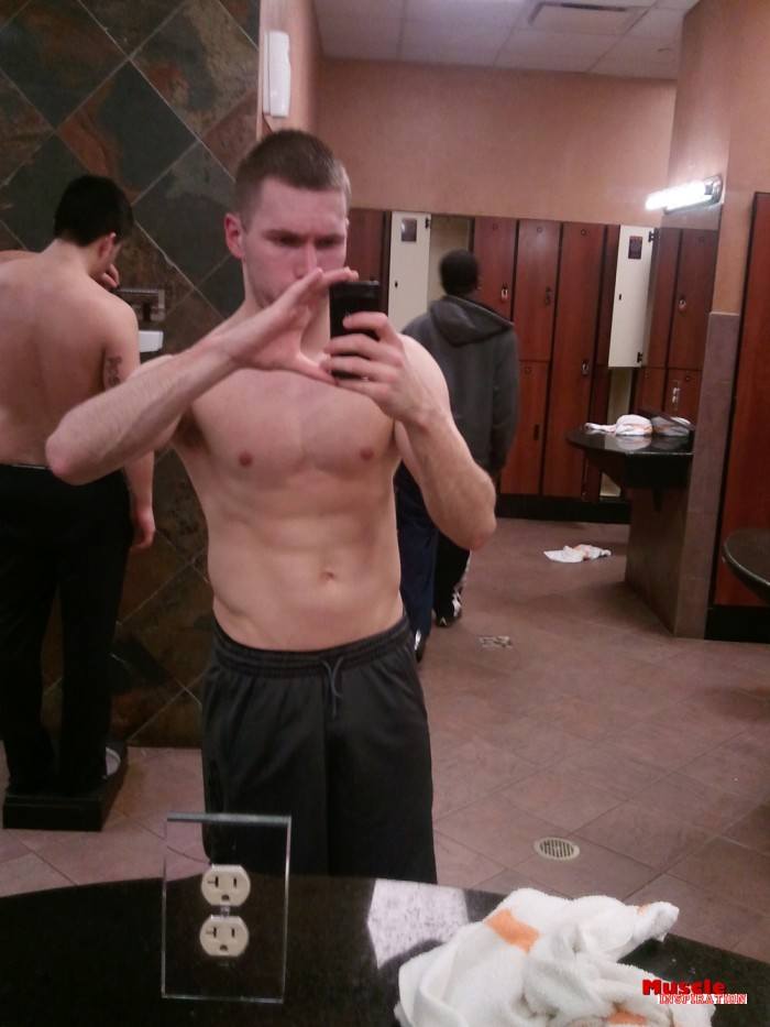 โชว์หุ่นล่ำๆผ่านกล้อง iphone