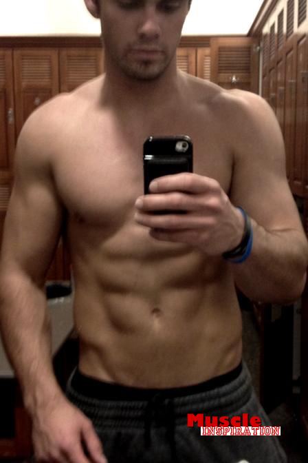 โชว์หุ่นล่ำๆผ่านกล้อง iphone