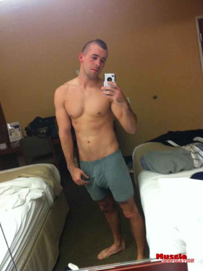 โชว์หุ่นล่ำๆผ่านกล้อง iphone