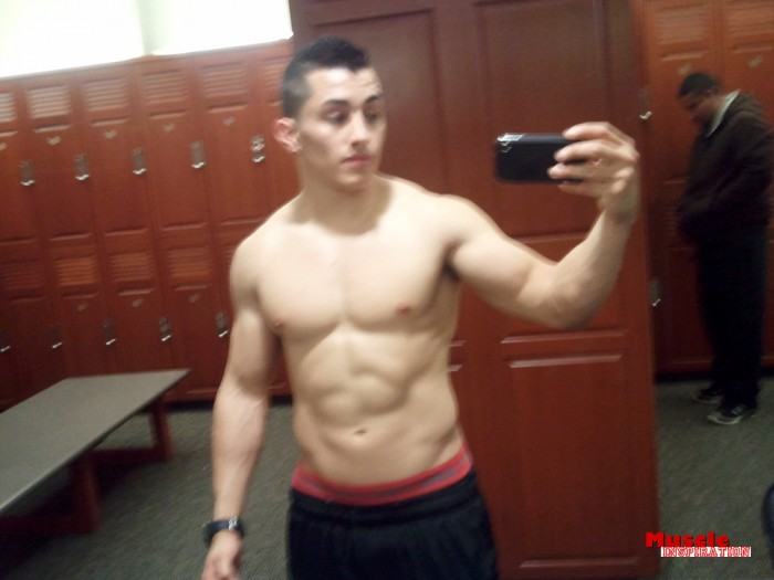 โชว์หุ่นล่ำๆผ่านกล้อง iphone