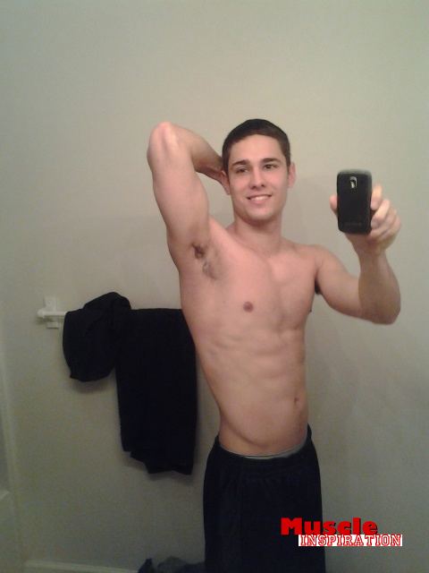 โชว์หุ่นล่ำๆผ่านกล้อง iphone