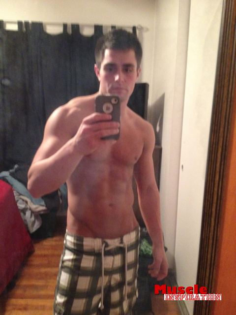 โชว์หุ่นล่ำๆผ่านกล้อง iphone