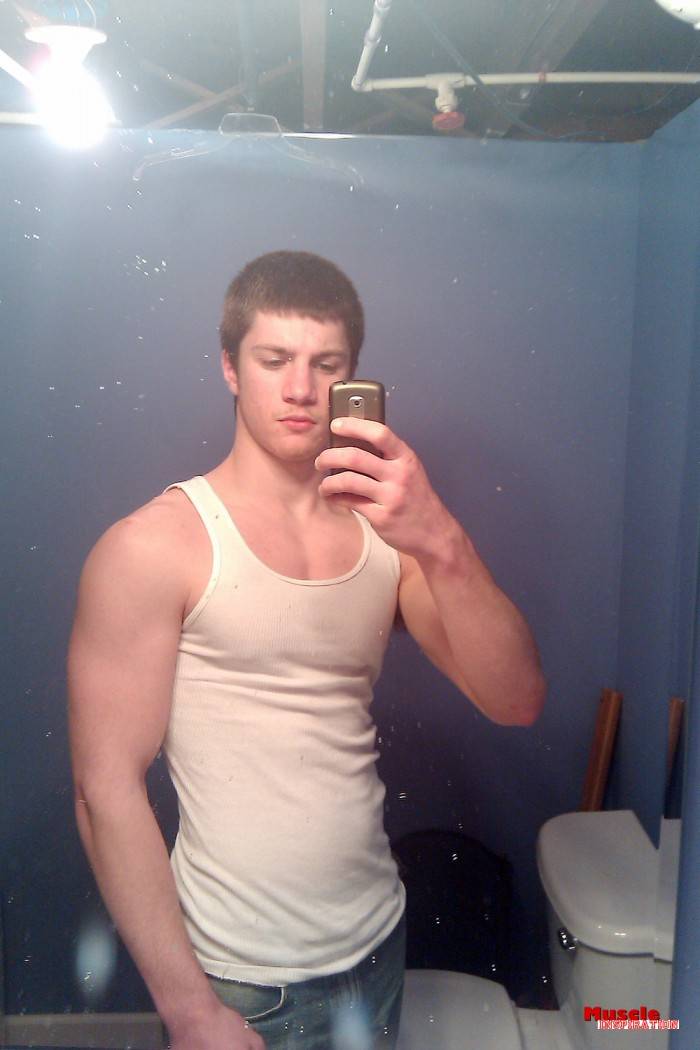 โชว์หุ่นล่ำๆผ่านกล้อง iphone