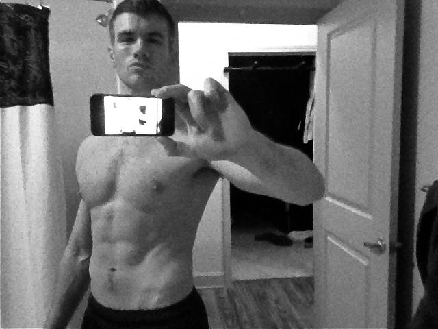 โชว์หุ่นล่ำๆผ่านกล้อง iphone