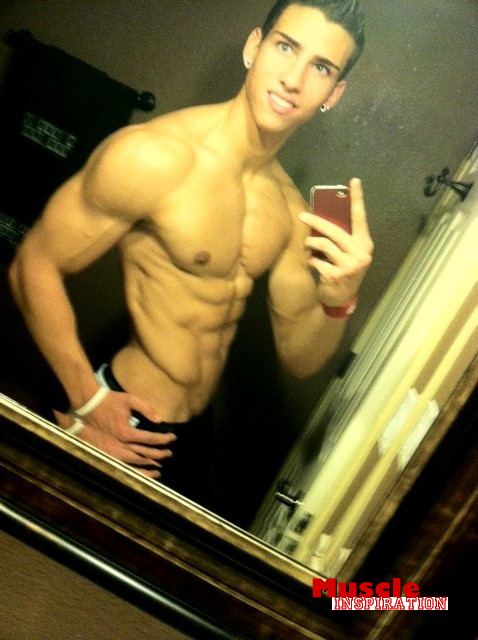 โชว์หุ่นล่ำๆผ่านกล้อง iphone