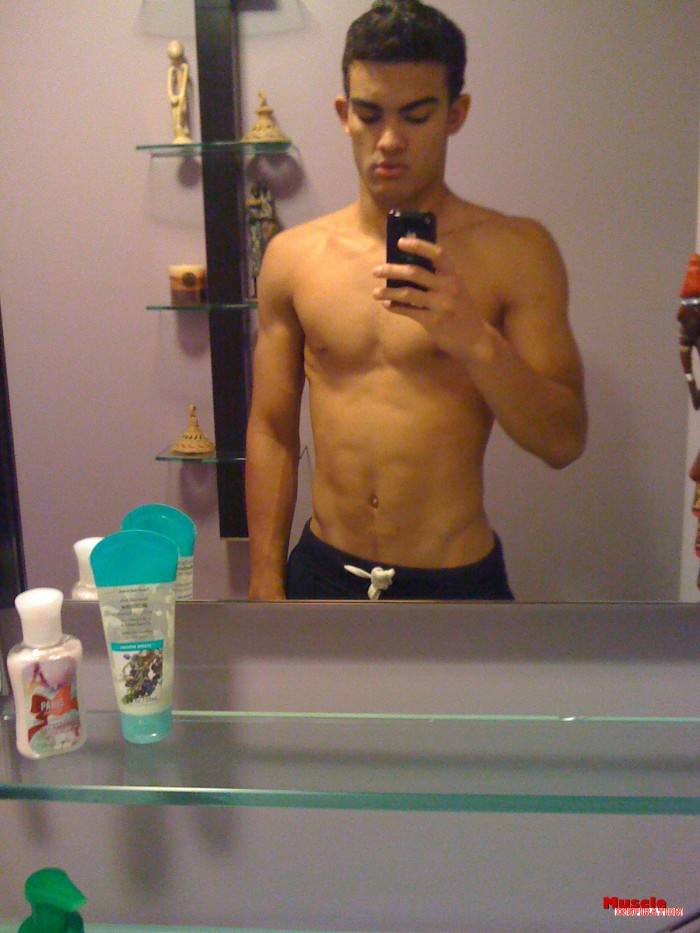 โชว์หุ่นล่ำๆผ่านกล้อง iphone