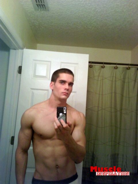 โชว์หุ่นล่ำๆผ่านกล้อง iphone