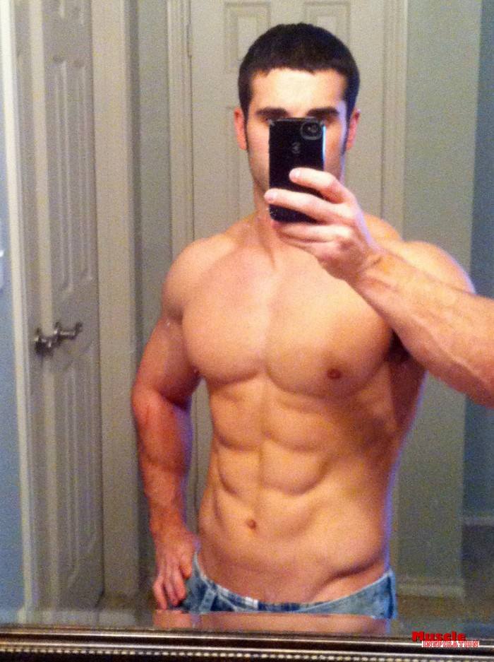 โชว์หุ่นล่ำๆผ่านกล้อง iphone