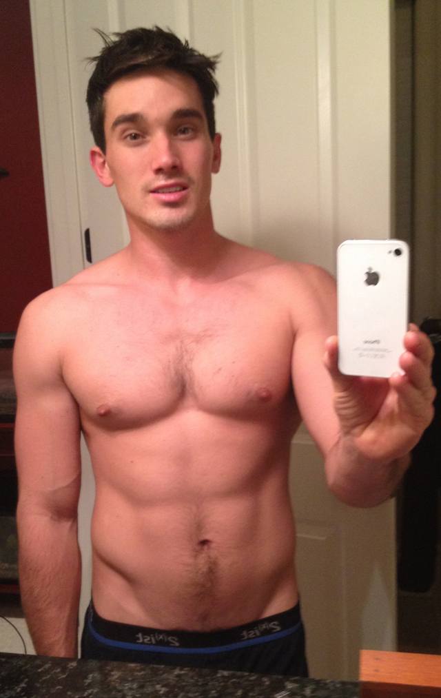 โชว์หุ่นล่ำๆผ่านกล้อง iphone