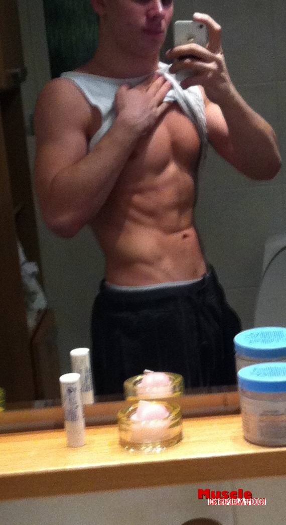 โชว์หุ่นล่ำๆผ่านกล้อง iphone