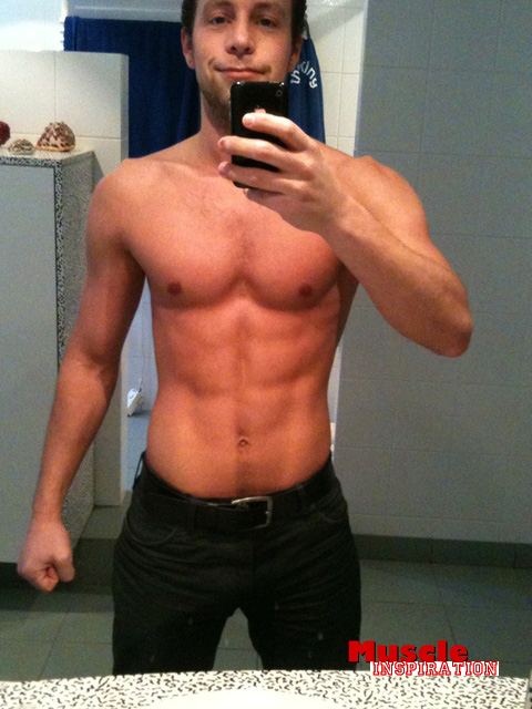 โชว์หุ่นล่ำๆผ่านกล้อง iphone