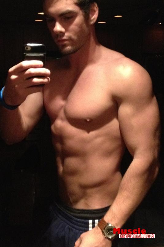 โชว์หุ่นล่ำๆผ่านกล้อง iphone