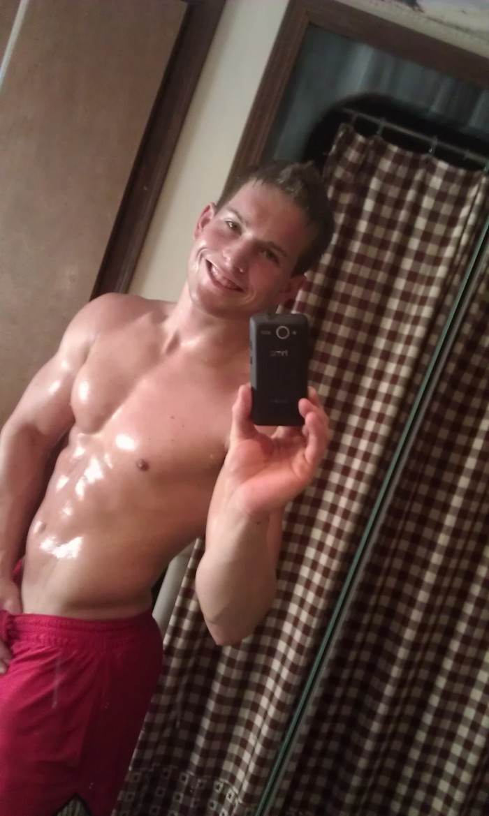 โชว์หุ่นล่ำๆผ่านกล้อง iphone