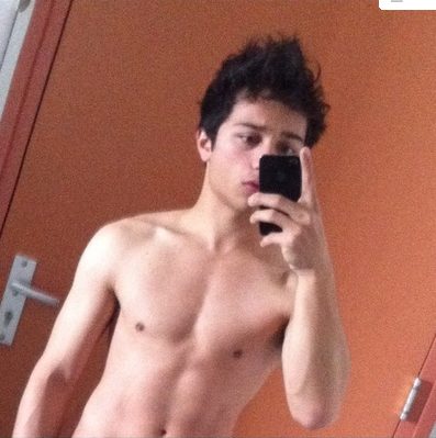 โชว์หุ่นล่ำๆผ่านกล้อง iphone