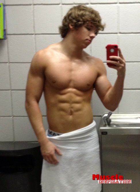 โชว์หุ่นล่ำๆผ่านกล้อง iphone