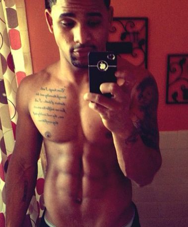 โชว์หุ่นล่ำๆผ่านกล้อง iphone