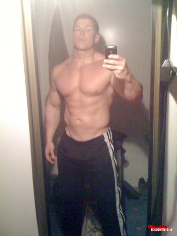 โชว์หุ่นล่ำๆผ่านกล้อง iphone