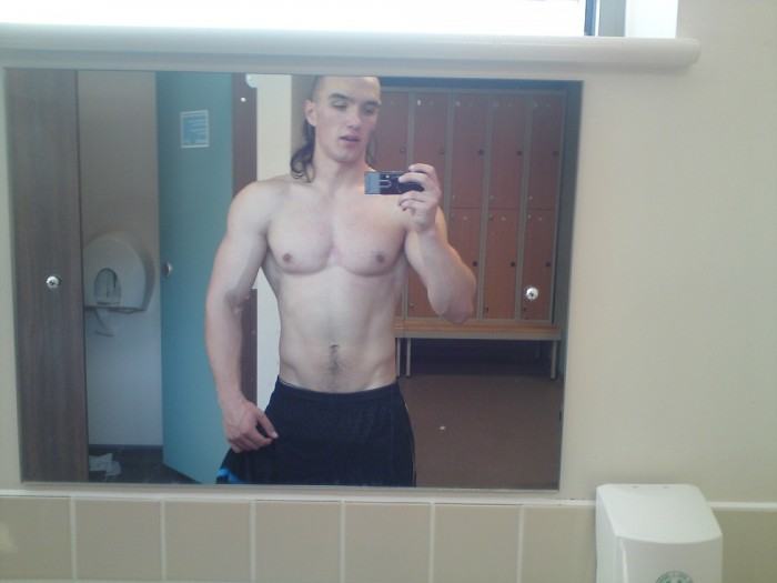 โชว์หุ่นล่ำๆผ่านกล้อง iphone 2