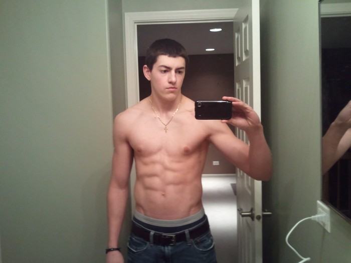 โชว์หุ่นล่ำๆผ่านกล้อง iphone 2