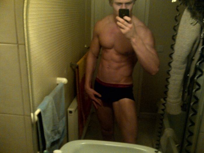 โชว์หุ่นล่ำๆผ่านกล้อง iphone 2