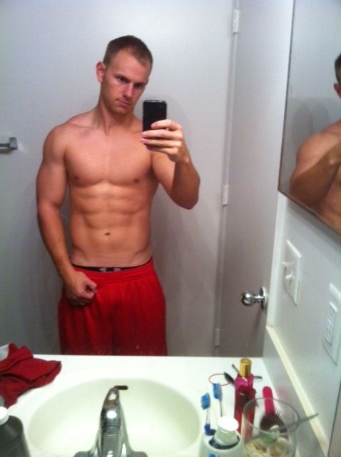 โชว์หุ่นล่ำๆผ่านกล้อง iphone 2