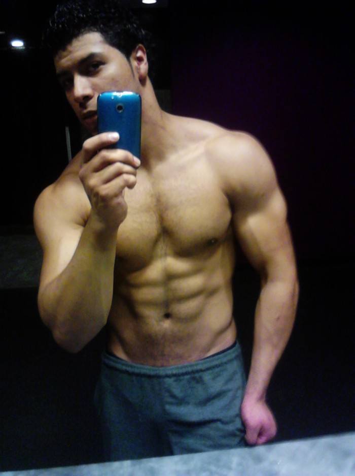 โชว์หุ่นล่ำๆผ่านกล้อง iphone 2