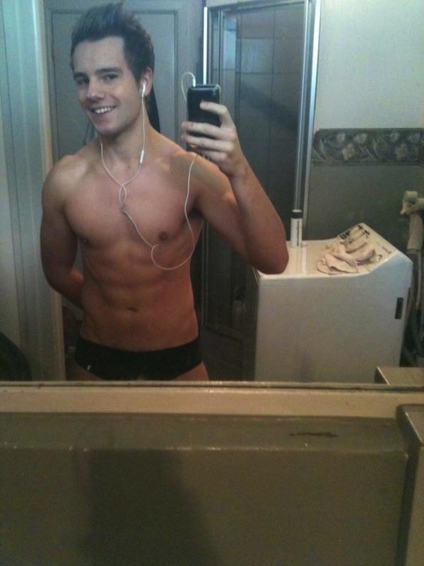 โชว์หุ่นล่ำๆผ่านกล้อง iphone 2