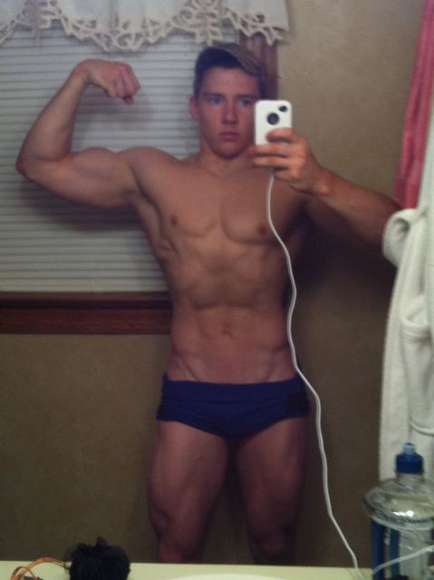 โชว์หุ่นล่ำๆผ่านกล้อง iphone 2