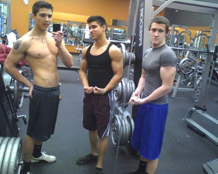 โชว์หุ่นล่ำๆผ่านกล้อง iphone 2