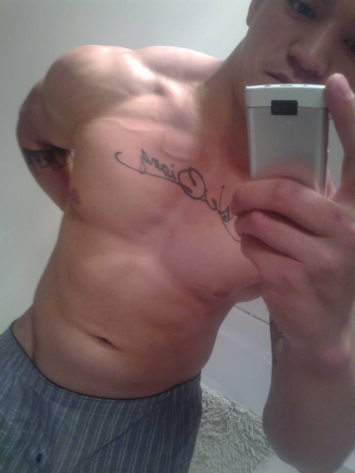 โชว์หุ่นล่ำๆผ่านกล้อง iphone 2