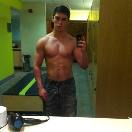 โชว์หุ่นล่ำๆผ่านกล้อง iphone 2