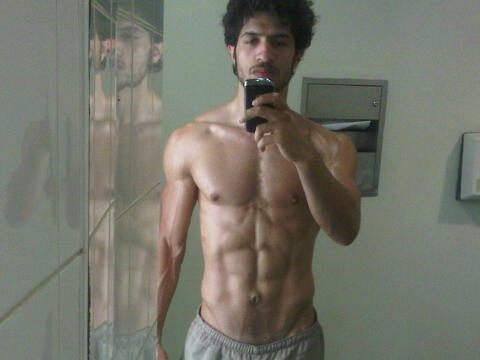 โชว์หุ่นล่ำๆผ่านกล้อง iphone 2