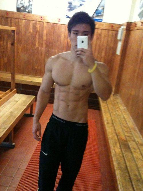 โชว์หุ่นล่ำๆผ่านกล้อง iphone 2