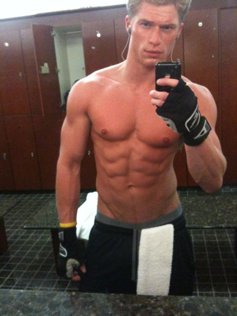 โชว์หุ่นล่ำๆผ่านกล้อง iphone 2