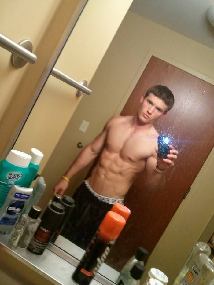 โชว์หุ่นล่ำๆผ่านกล้อง iphone 2