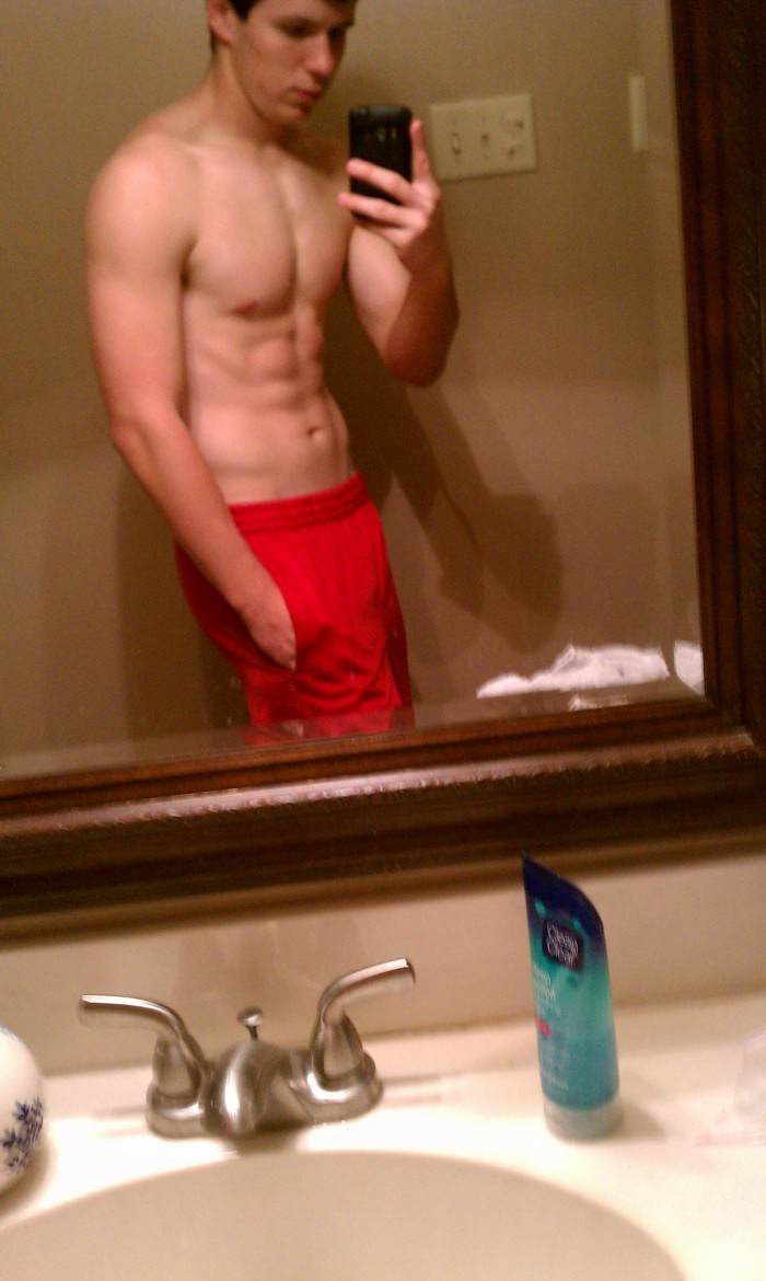 โชว์หุ่นล่ำๆผ่านกล้อง iphone 2