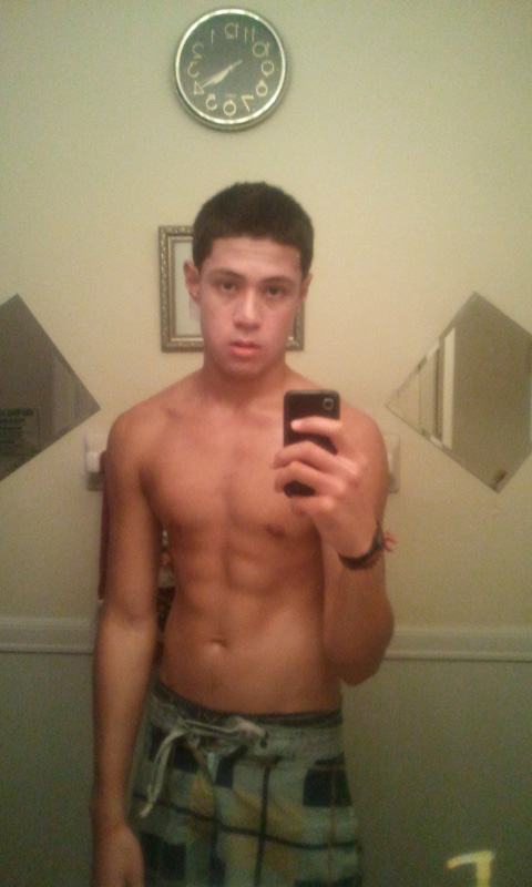 โชว์หุ่นล่ำๆผ่านกล้อง iphone 2